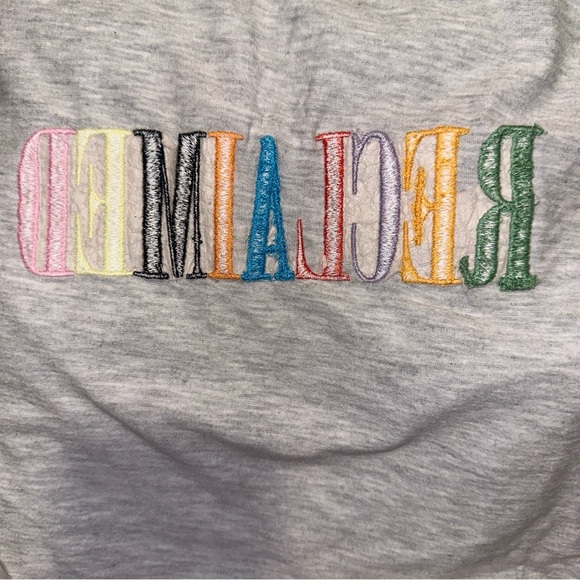 Reclaimed Vintage Gray Embroidered Reclaimed Graphic Tshirt Size Medium - Picture 9 of 9